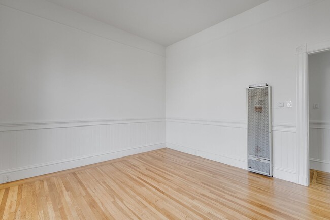 Foto del edificio - Remodeled pet friendly, top floor 2BR with in-unit laundry