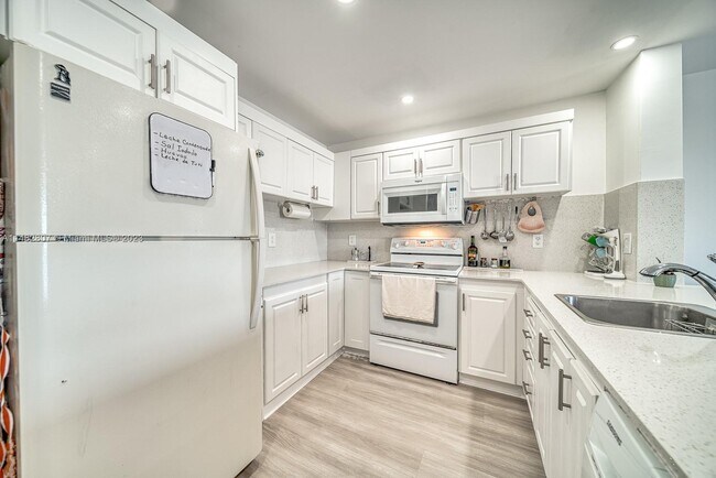 Building Photo - 6545 Indian Creek Dr