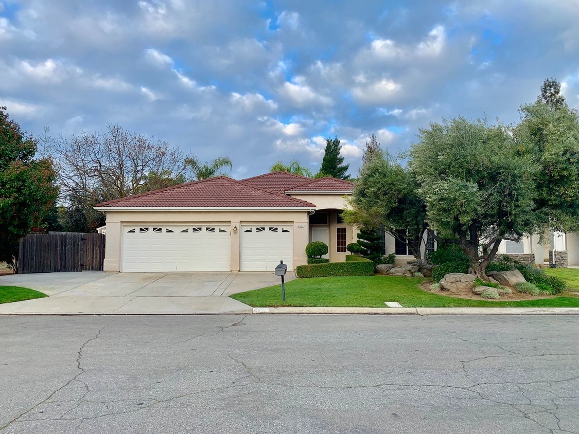 4 br, 2 bath House - 8127 N Sierra Vista Ave - House Rental in Fresno ...