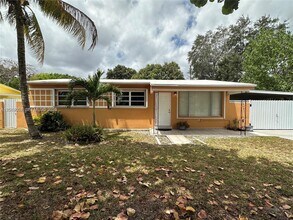 Building Photo - 10500 NW 28th Ct