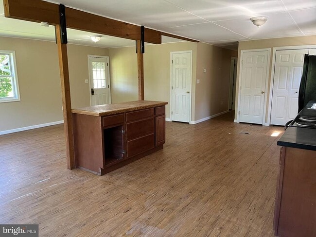 Building Photo - 716 Red Hill Rd