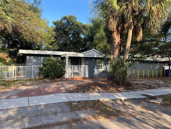 Building Photo - 642 NW 3rd Ave