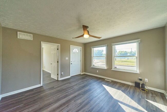 Building Photo - Remodeled 4 Bedroom 3 Bath Very Close to I...