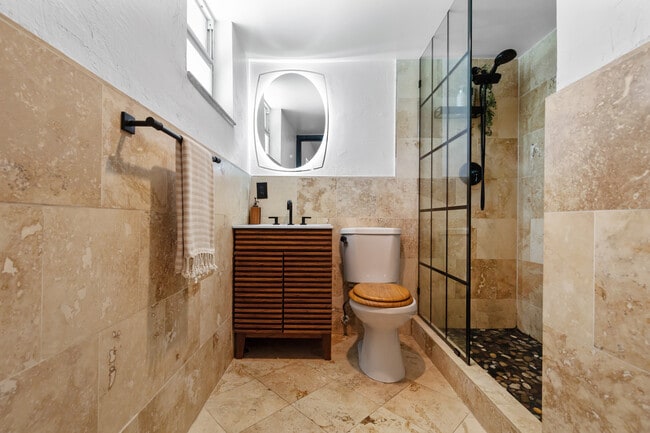 Foto del edificio - 651 NE 60th St