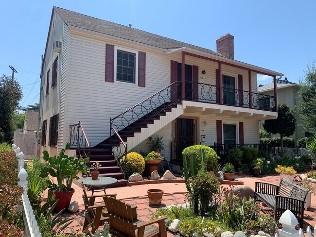 Building Photo - For Rent: Charming 2 Bed / 2 Bath Duplex i...