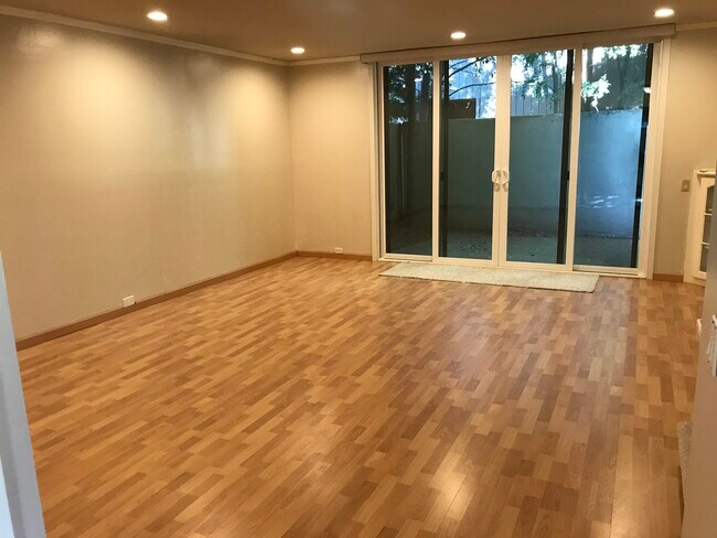 Foto del edificio - 712 Woodside Ln E