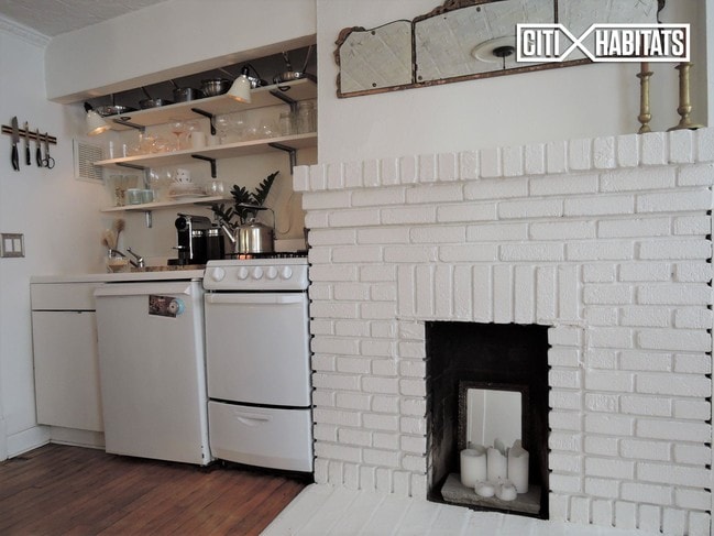 Building Photo - 32 Jane St