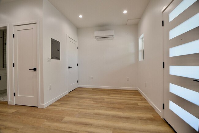 Building Photo - 5754