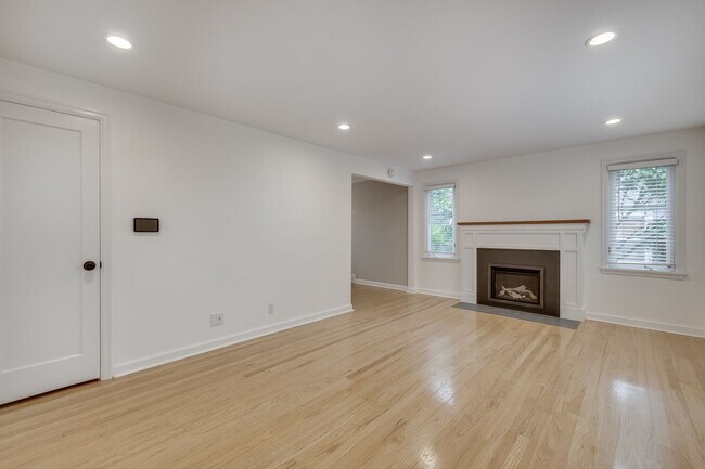 Foto del edificio - Charming 4 Bed, 2.5 Bath Brick Bungalow in...