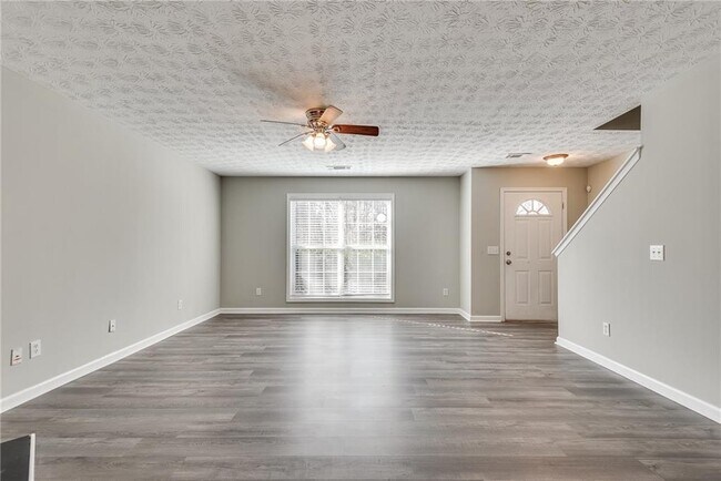 Building Photo - 660 Castlebrooke Dr SE