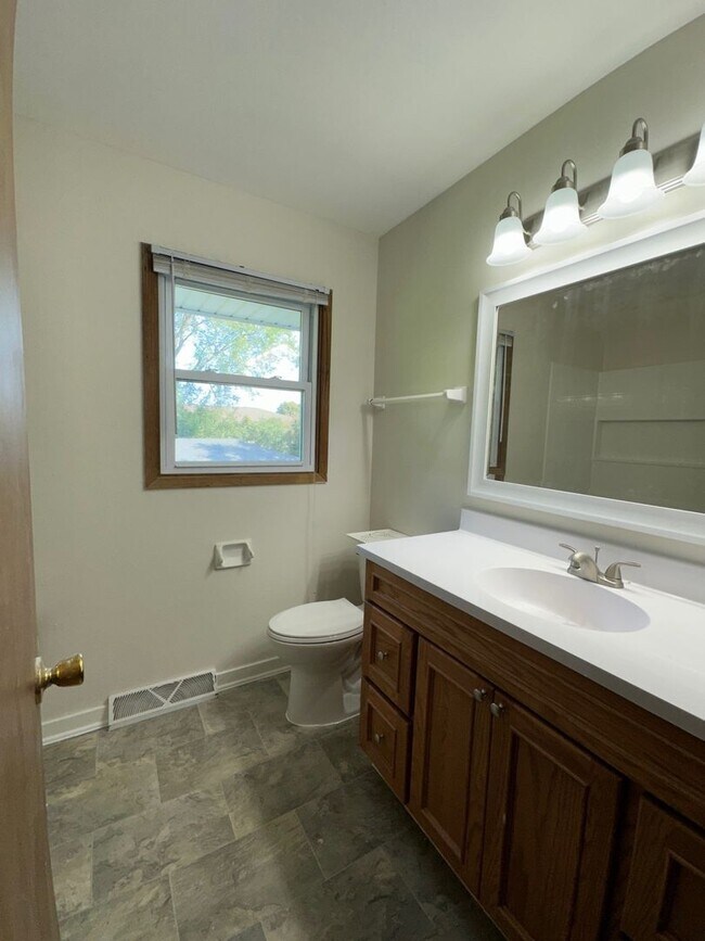 Foto del edificio - Spacious Townhouse in Greenfield!