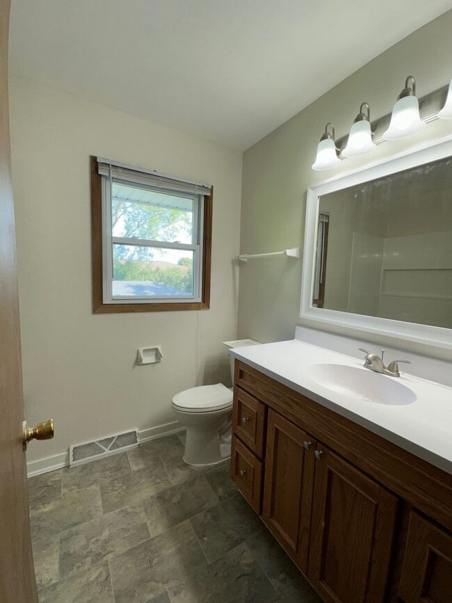 Building Photo - Spacious Townhouse in Greenfield!