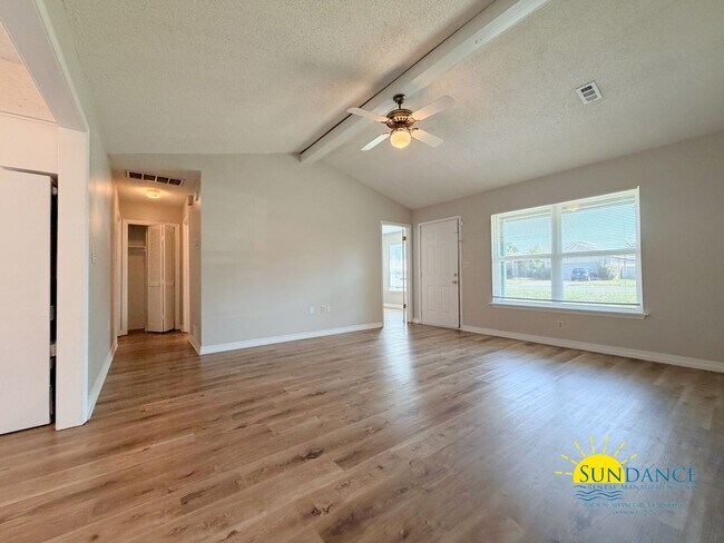 Foto del edificio - Newly Renovated 3 Bedroom with Oversized detached workshop/garage!