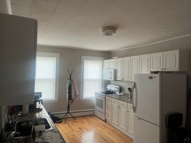 Building Photo - 2 Sanborn St