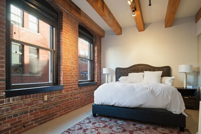 Building Photo - 33 Sleeper St