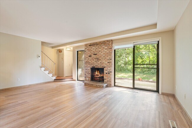 Planta principal con puerta de patio. - 4761 Cedar Lake Rd S