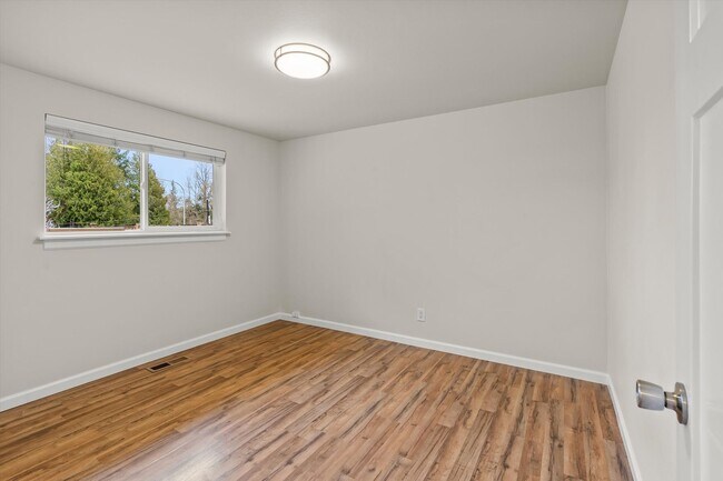Building Photo - Well-Maintained Everett Rental with Functional Layout and Outdoor Space