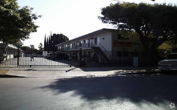 6940-6958 Milwood Ave. - 6940-6958 Milwood Ave