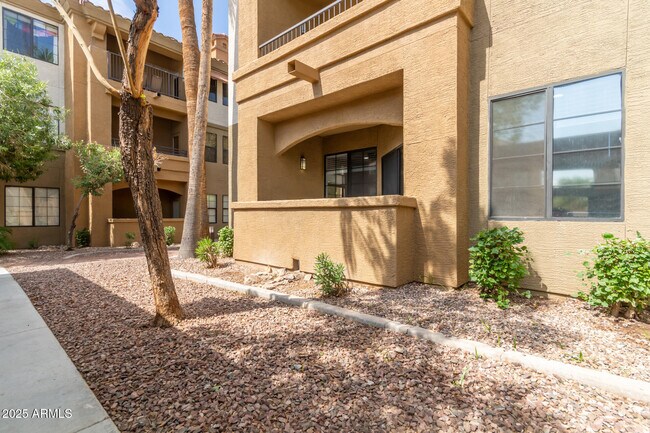 Foto del edificio - 5302 E Van Buren St