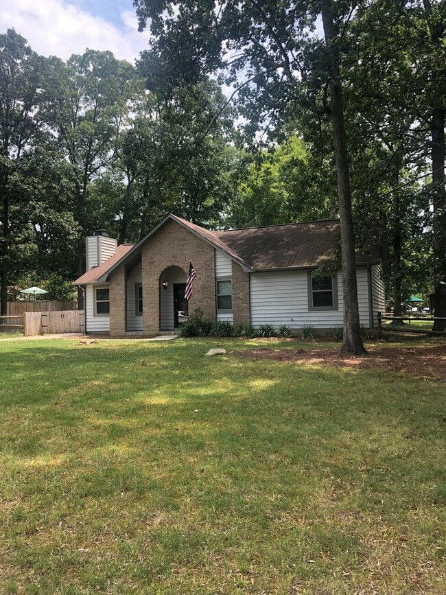 Building Photo - 6204 Mapleleaf Dr