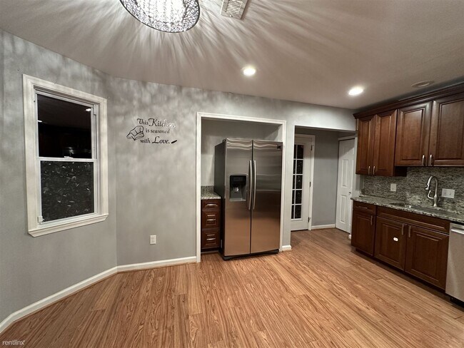 Building Photo - 4 br, 2 bath House - 141 North Huron Drive