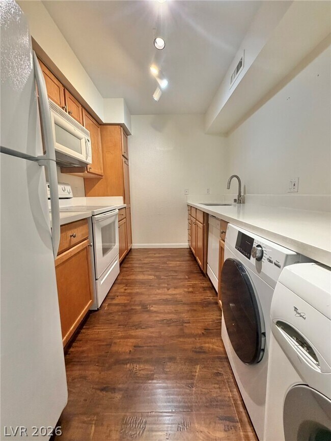 Building Photo - 650 Oakmont Ave