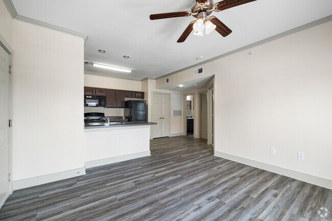 1BR, 1BA - 740SF - Living - Oak Hollow