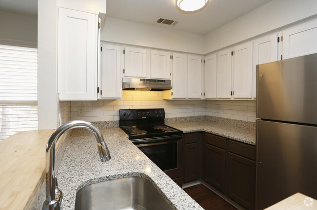 2BR, 1BA - 812sf Palmer upgrade- Kitchen - Viceroy Apartments