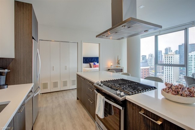 Building Photo - 1 br, 1 bath Apartment - 715 N State St 2403