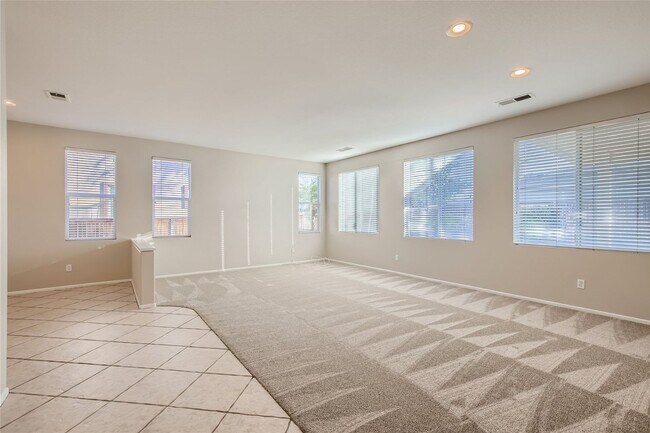 Foto del edificio - 4 BD/3 Ba Home with Three car attached gar...