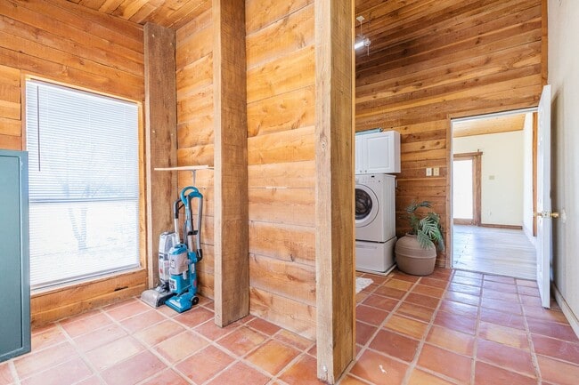 Building Photo - Private 3 bedroom, 1 bath with Large Fenced-in Backyard
