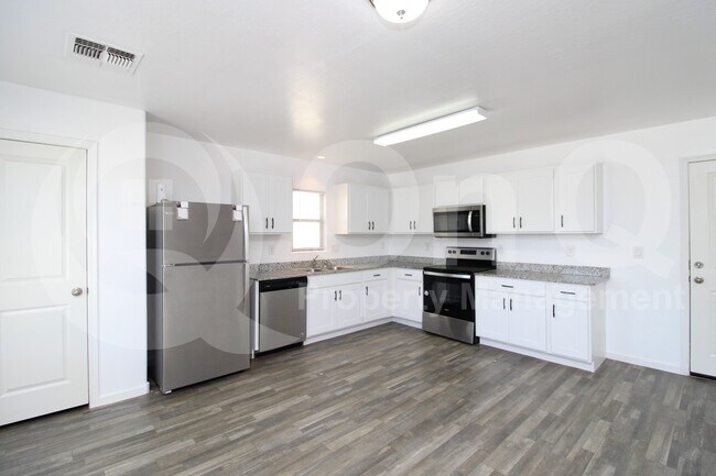 Foto del edificio - 822 N Navajo Ln