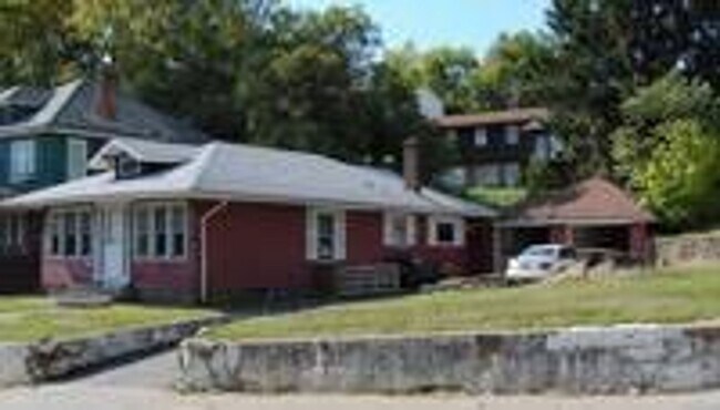 Building Photo - Large House - 3 Bedroom/ 2 Bathroom - Down...