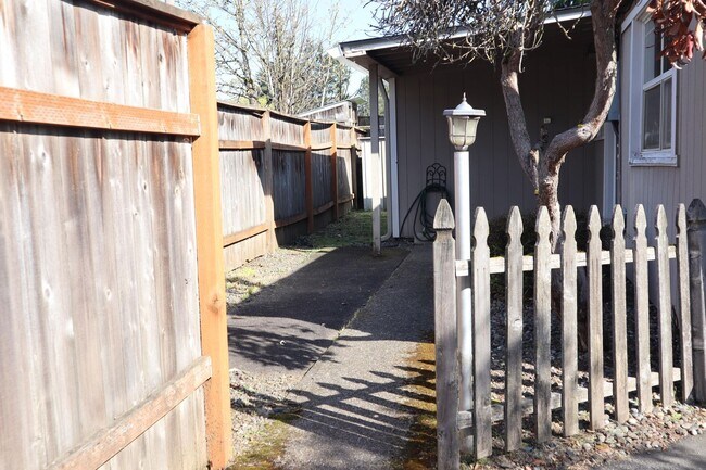 Building Photo - Charming 1 Bedroom Cottage in the Heights ...