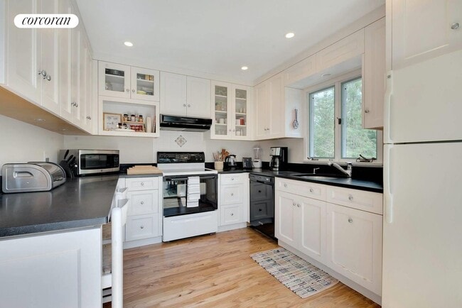 Building Photo - 7 Highwood