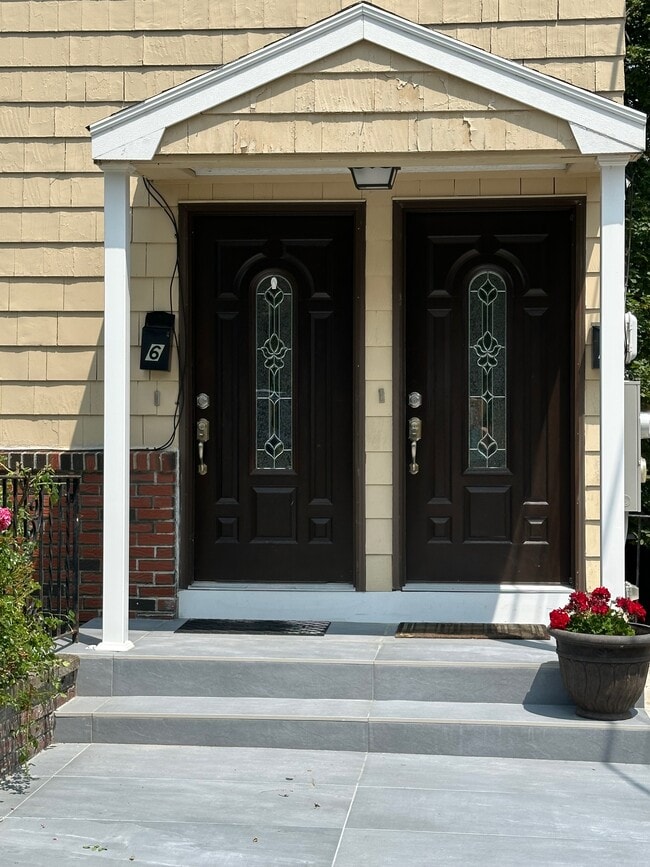 Building Photo - 6 Gloucester St