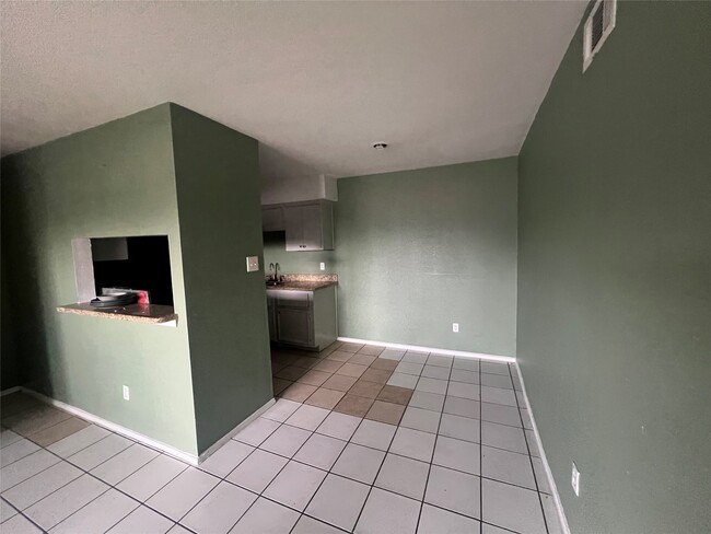 Building Photo - 8034 Antoine Dr