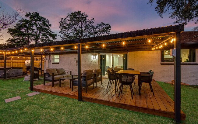 Building Photo - 9515 Meadowglen Ln