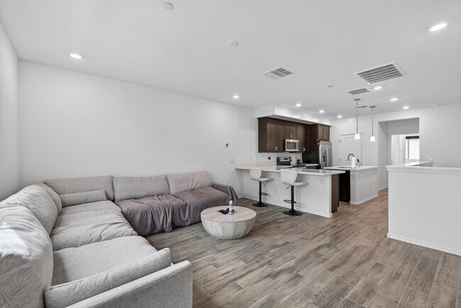 Building Photo - 2629 S Equestrian Dr