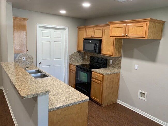 Foto del edificio - 3 bedroom 2 bath brick home