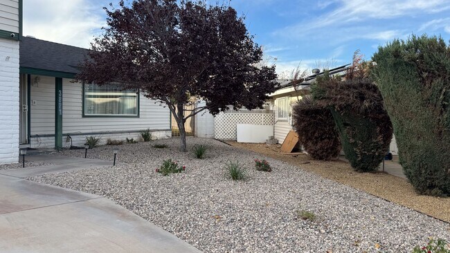 Foto del edificio - Move-In Ready 3-Bedroom with Pool / Lawn and Pool Service Included!