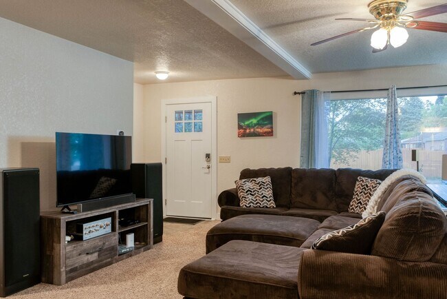 Foto del edificio - Fully Furnished 3BD + Den/2BA, Convenientl...