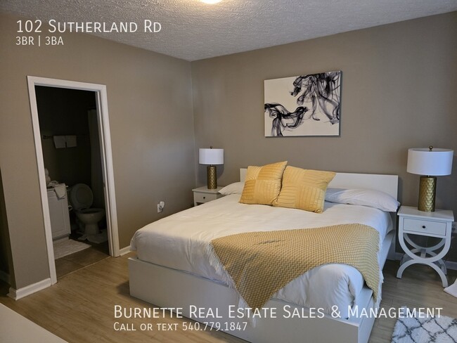 Foto del edificio - 102 Sutherland Dr
