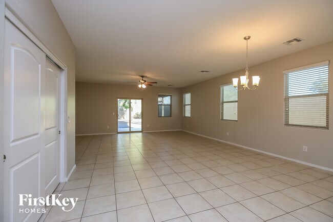 Foto del edificio - 4742 E Pearl Rd