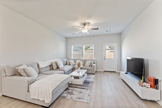 Foto del edificio - 16215 Globetrotter Ct