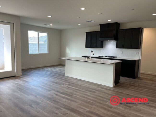 Foto del edificio - Stunning 4-Bedroom Home!