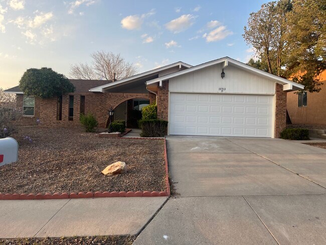 Foto del edificio - 10713 Hagen Rd NE