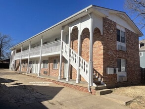 Building Photo - 925 S Main St