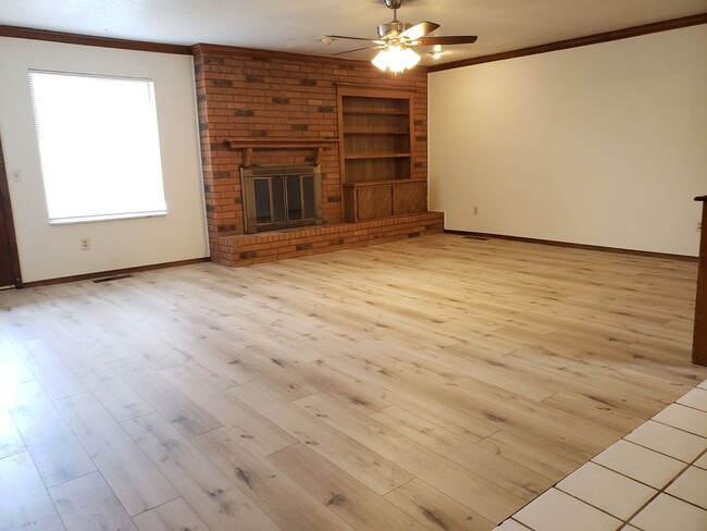 Building Photo - Bed | 2 Bath | 2 Car Garage - Putnam City ...