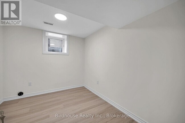 Photo du bâtiment - 108 Lindsay St S
